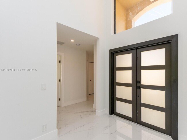 Foto del edificio - 381 Cameron Dr