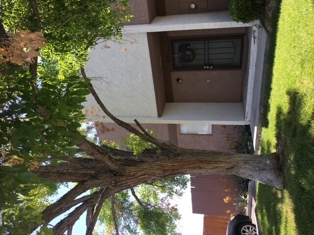 front of townhouse - 3681 Villa Knolls E Dr