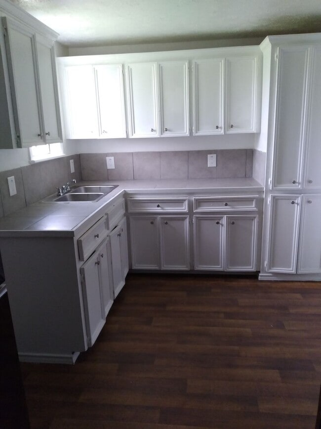 Building Photo - 3 bedroom 1 bathroom