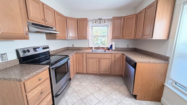 Photo - 391 Commercial St House