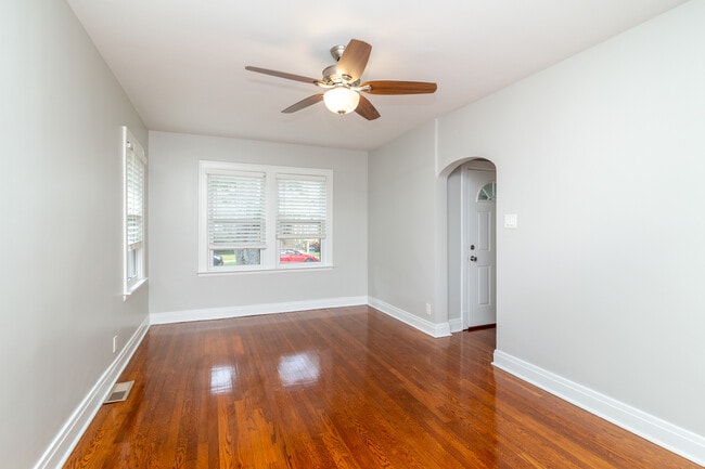 Building Photo - 6215 N Maplewood Ave