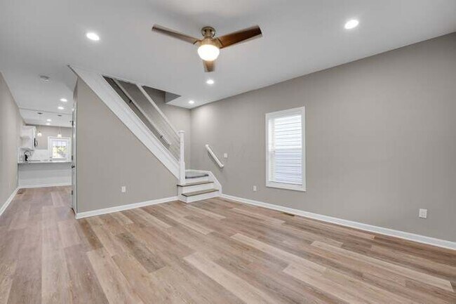 Building Photo - 695 Reinhard Ave