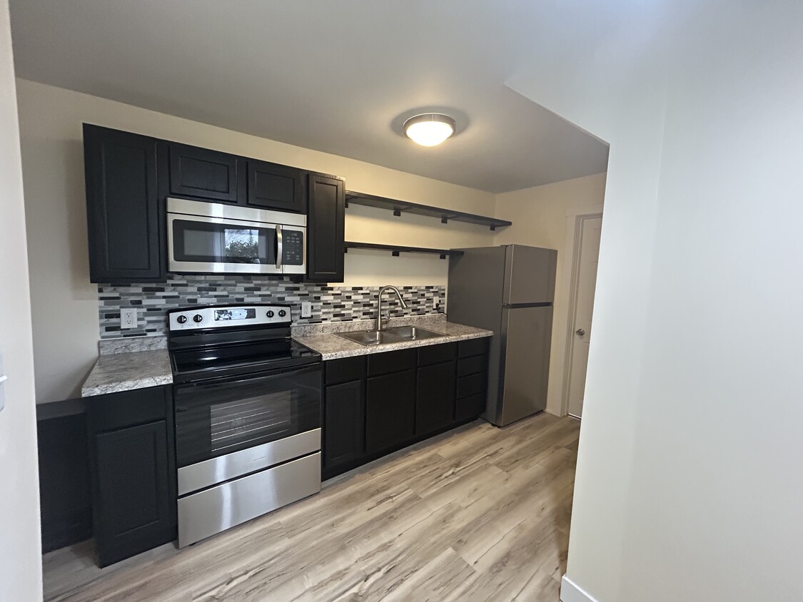 Newly renovated kitchen, all new appliances - 201 7th Ave