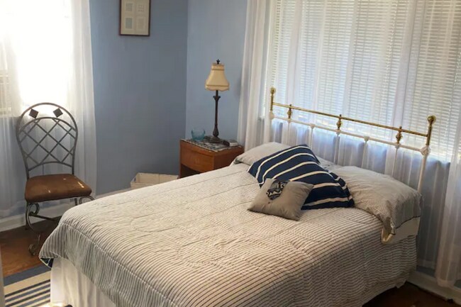 Building Photo - 833 Riverview Terrace