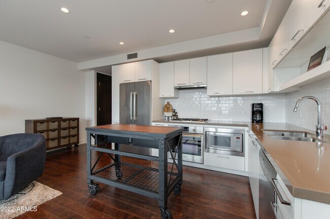 Building Photo - 4422 N 75th St