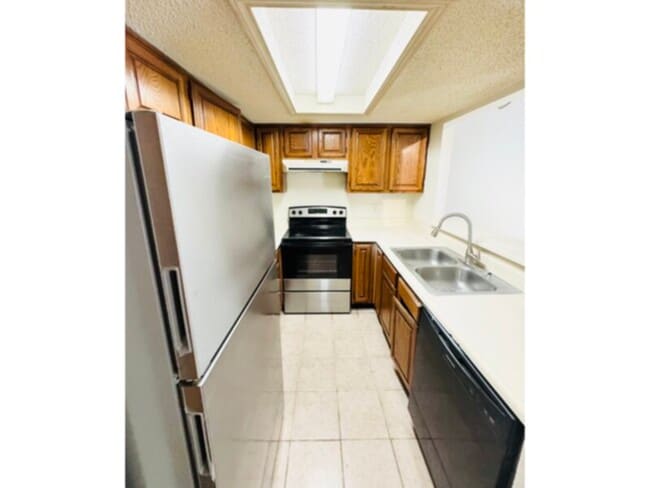 Foto del edificio - ***3 BEDROOM APARTMENT IN SEAGOVILLE*** - ...