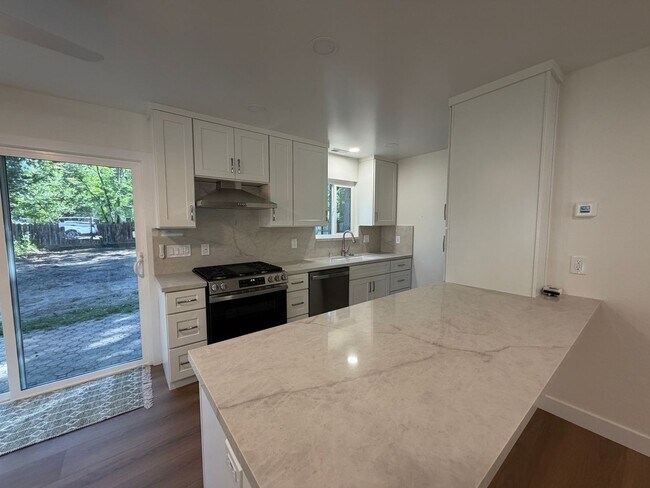 Foto del edificio - Charming Single Family Home - Completely Remodeled 2 Bed, 1.5 Bath with Garage