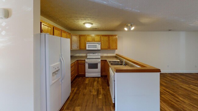 Building Photo - 7100 Country Club Dr