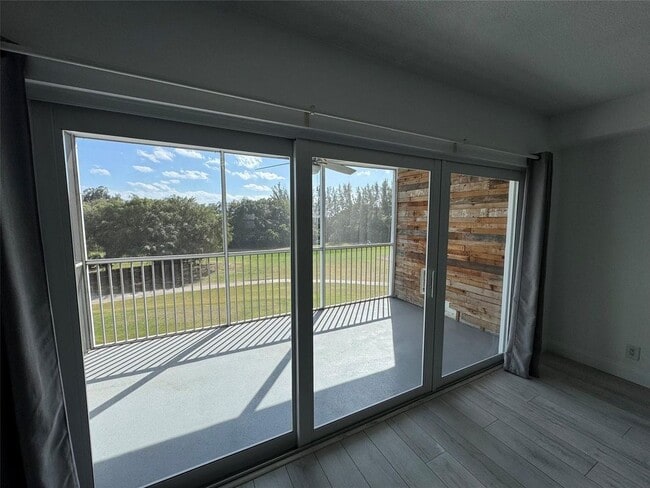 Foto del edificio - 3150 N Palm Aire Dr