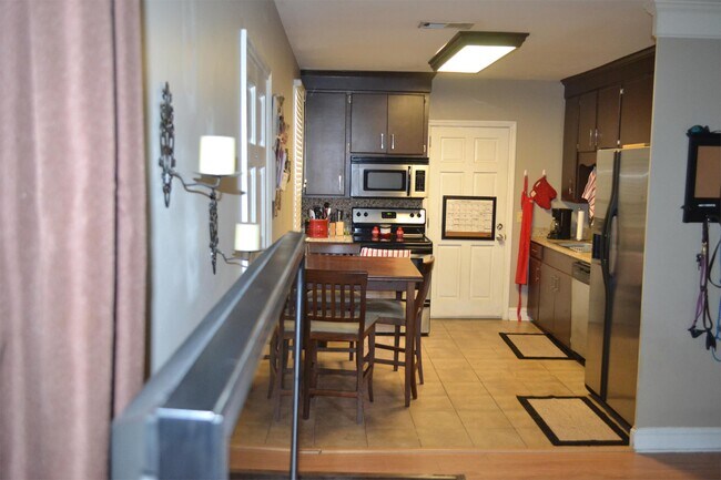Building Photo - 2716 Kingswood Dr
