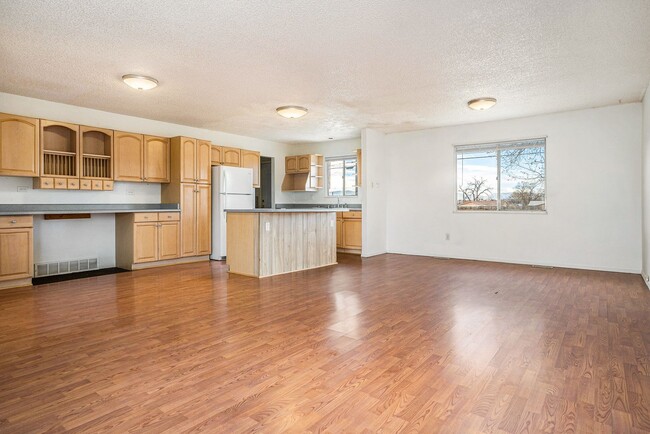 Building Photo - 3BD/1BA Ranch-Style Home near Pueblo Count...
