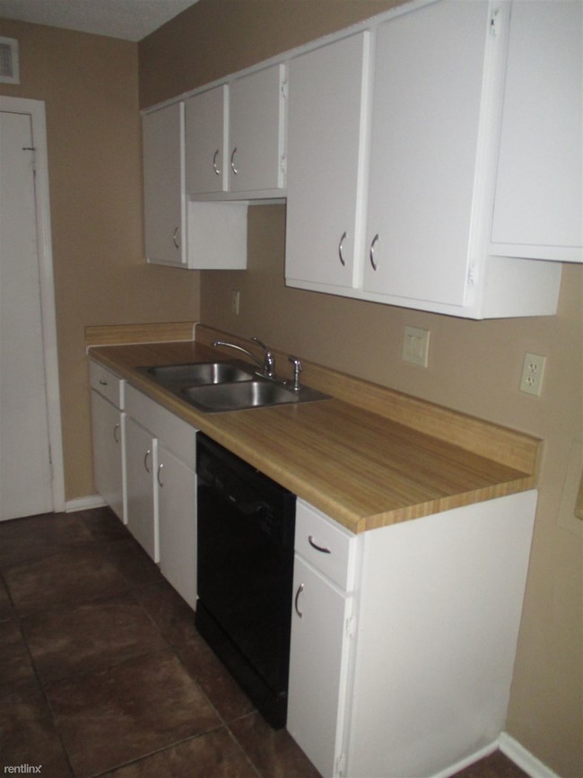 Building Photo - 2780 Van Leer Dr