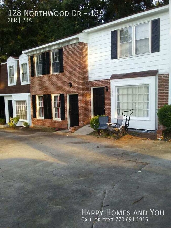 Foto del edificio - 128 Northwoods Dr