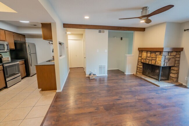 Building Photo - Charming 2 Bed/ 2 Bath Condo in South Tulsa!