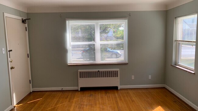 Living area - 3085 Glenmore Ave