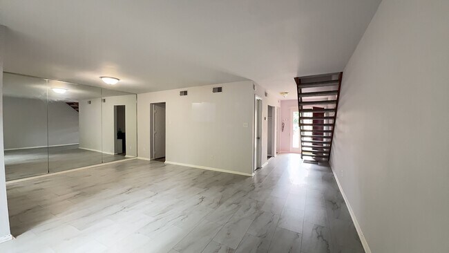 Foto del edificio - Spacious 3-Bedroom Norfolk Townhome with In-Unit Laundry and Fenced Outdoor Space