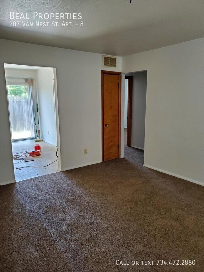 Building Photo - 207 Van Nest St