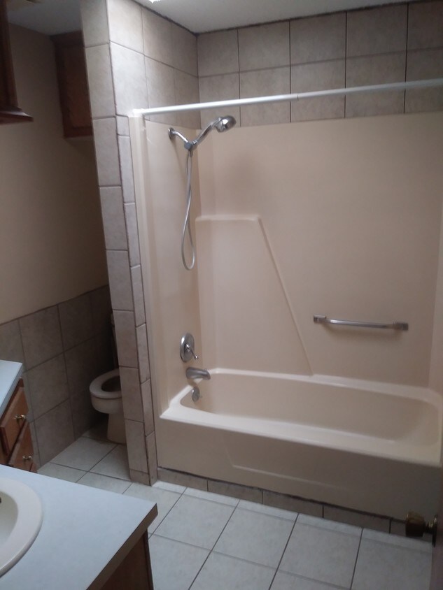 great bathroom an storage - 201 E 18th St
