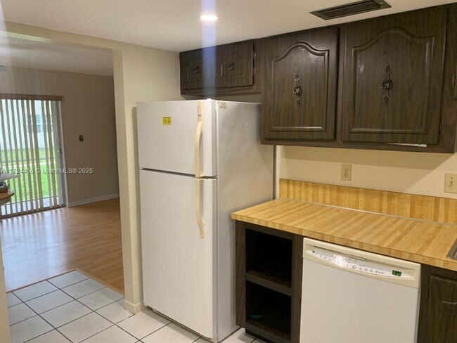 Foto del edificio - 335 W Laurel Dr