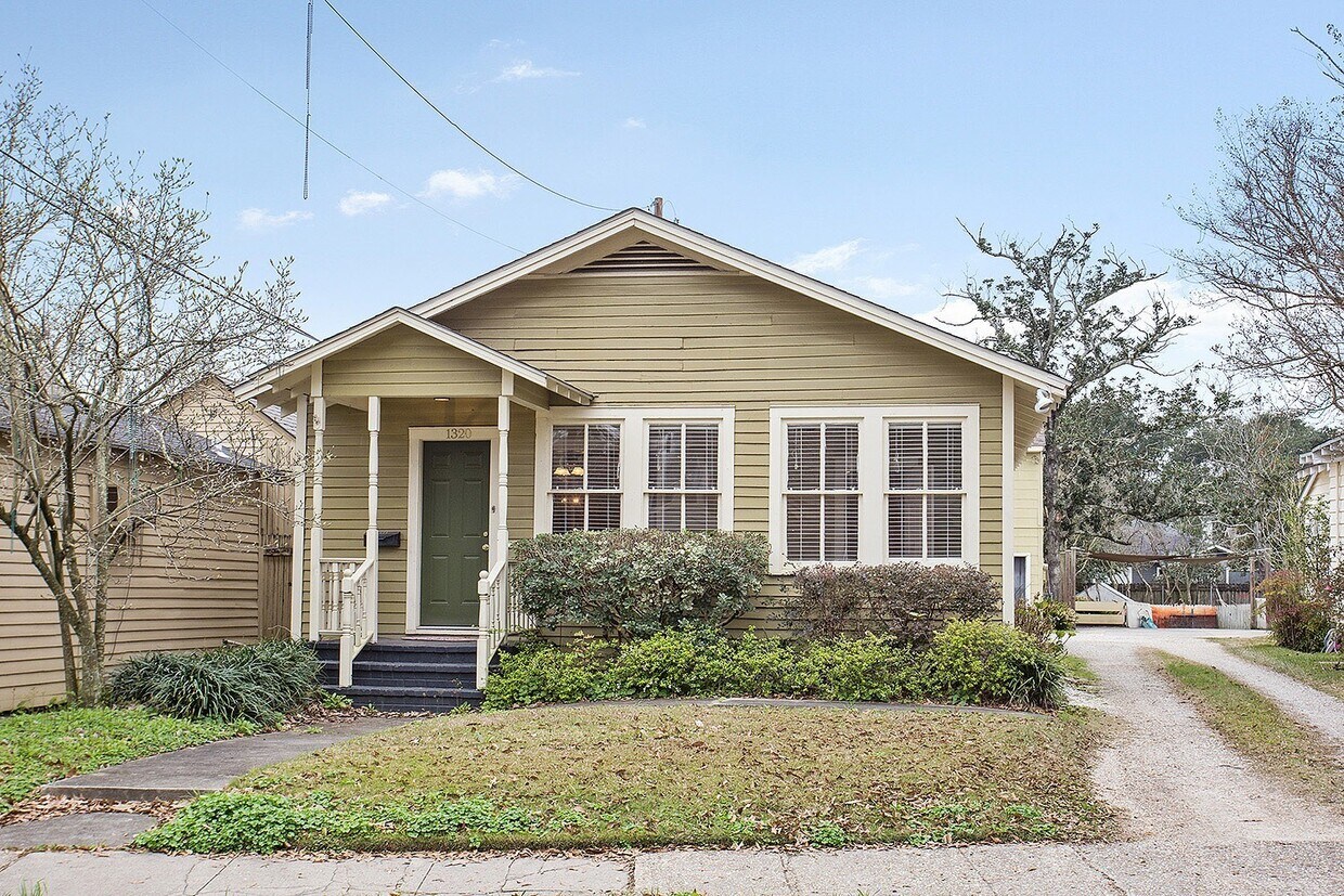 Primary Photo - Great Garden District Cottage