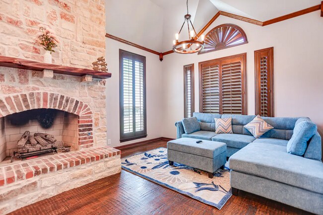 Foto del edificio - Charming 5-Bedroom Ranch House with Swimmi...