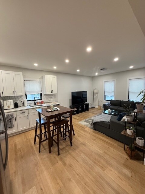 Foto del edificio - 42 Outwater Ln