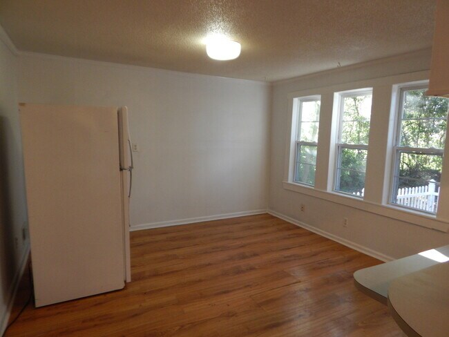 Building Photo - Adorable 2 Bedroom located in Mid-town clo...