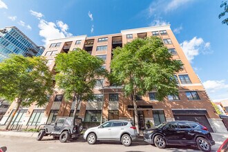 Building Photo - 950 W Leland Ave
