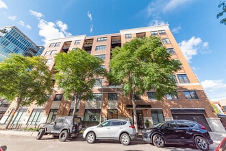 Building Photo - 950 W Leland Ave