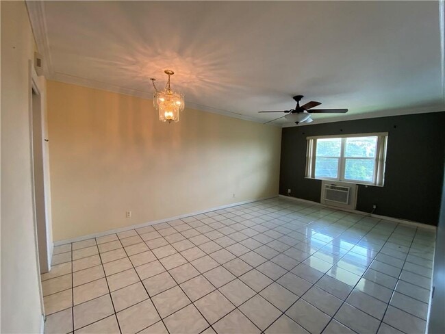Building Photo - 1450 E Sample Rd