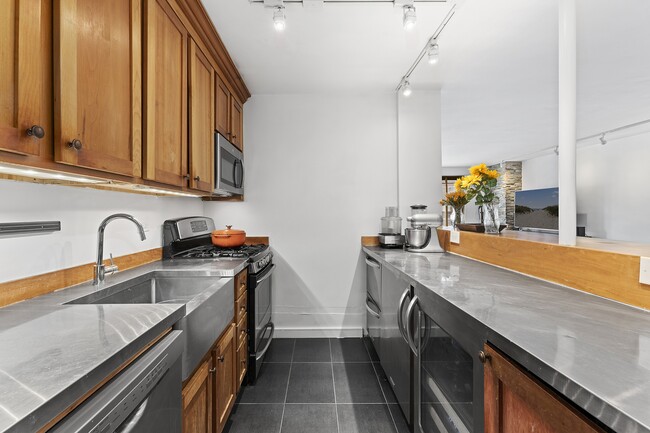Foto del edificio - Spacious & Sunny 2BR Home