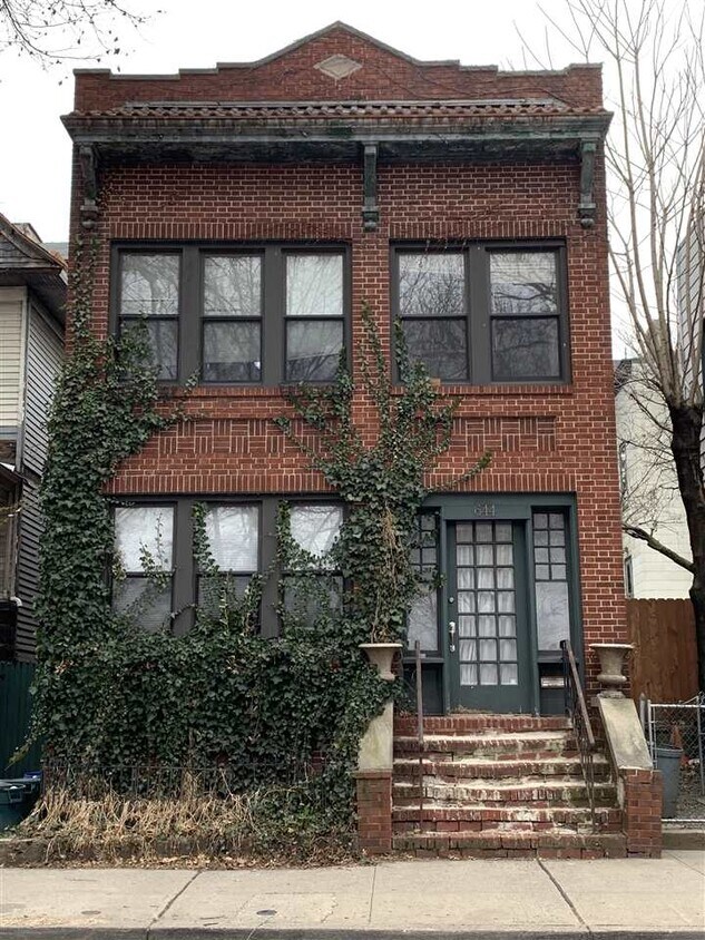 Primary Photo - 644 West Side Ave
