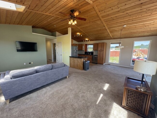 Building Photo - Foxtail Pines! 5 acres! Open floor plan!