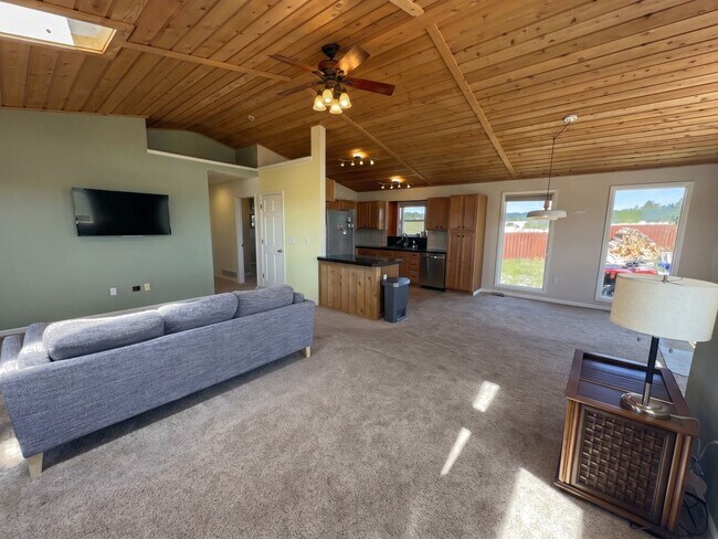 Foto del edificio - Foxtail Pines! 5 acres! Open floor plan!