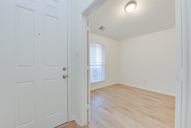 Foto del edificio - 2410 Lakecrest Town Dr