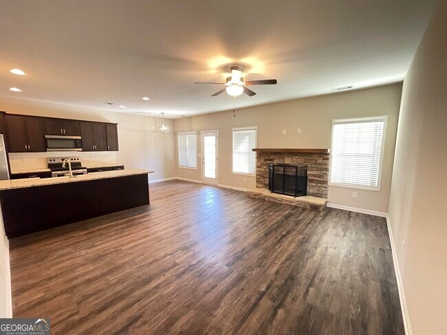 Foto del edificio - 648 Wilbanks Rd