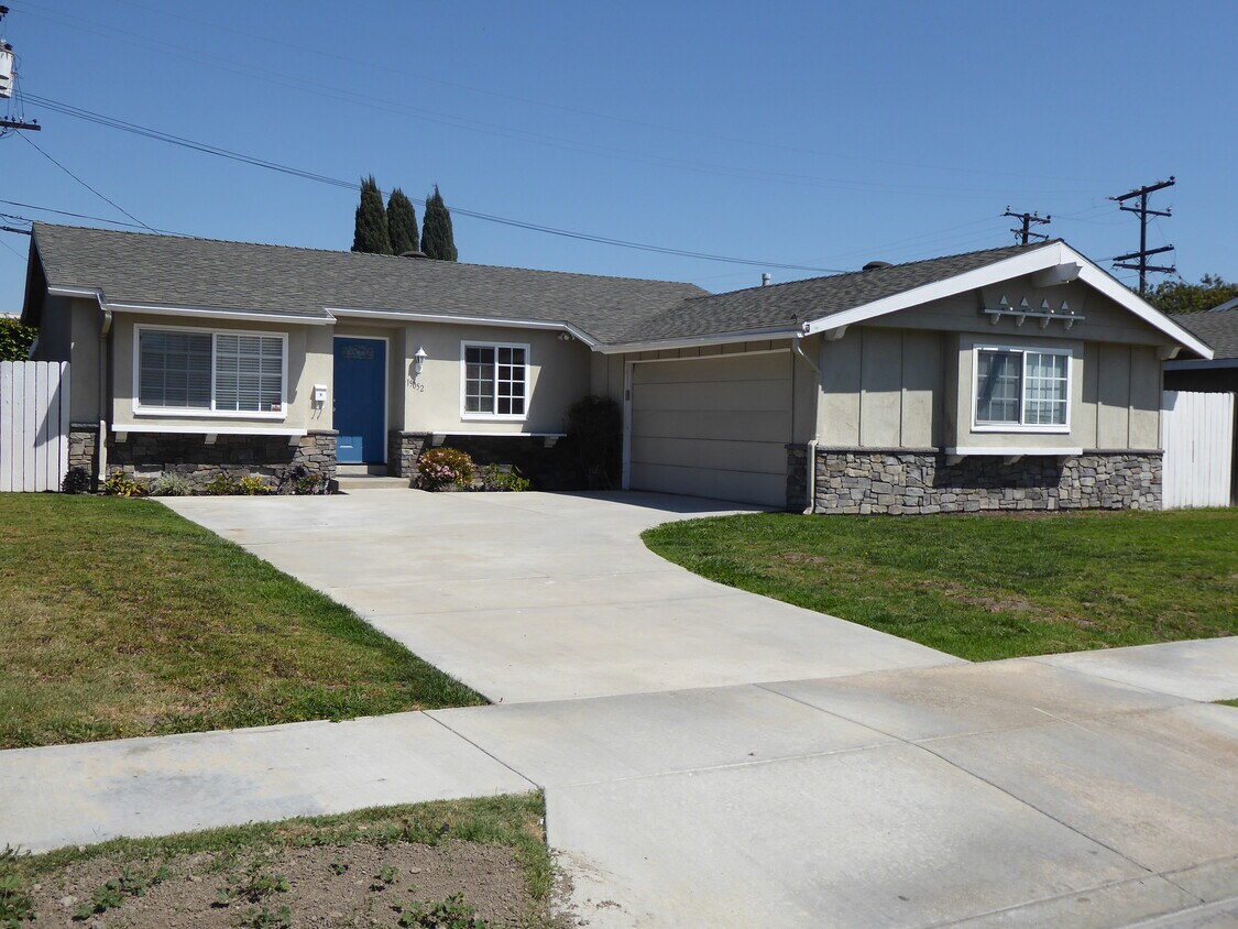 Primary Photo - 15052 Rice Cir