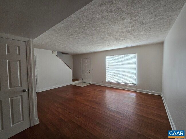 Foto del edificio - 117 Longwood Dr