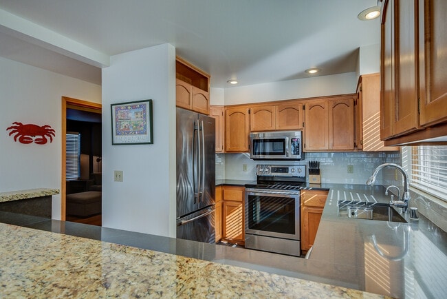 Foto del edificio - All Utilities Included! Fully-Furnished Vi...