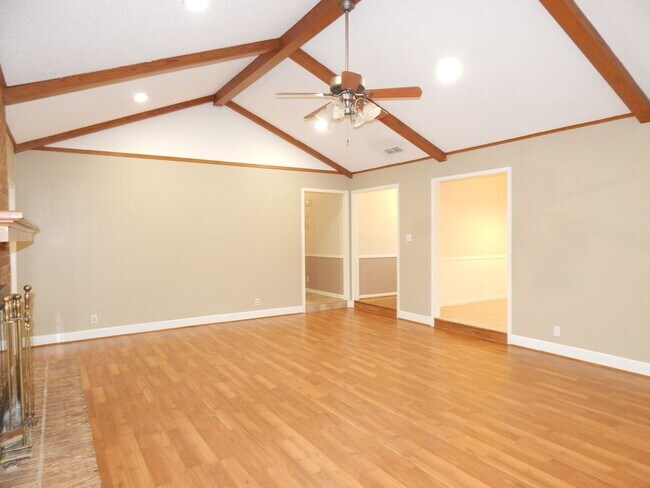Foto del edificio - South Tyler, Beautiful 3 Bedroom, 2 Bath Home with RV Parking!