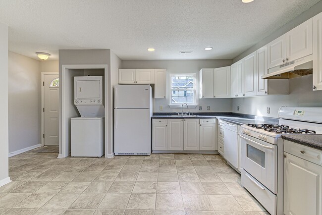 Building Photo - Townhouse For Rent!