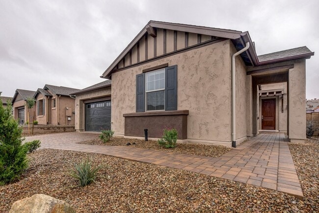 Building Photo - Beautiful custom home in The Dells!