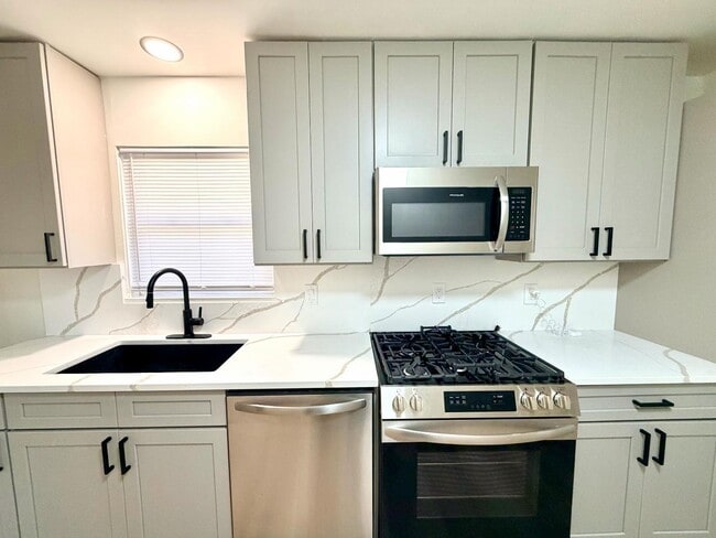 Foto del edificio - 413 Solar Dr