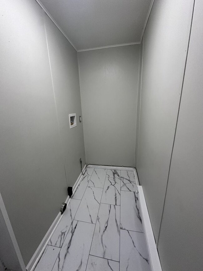 Foto del edificio - Large 3 bedroom 1 bath house for rent with small yard