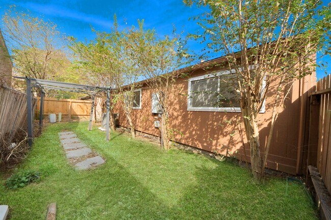 Building Photo - 17003 Amidon Dr