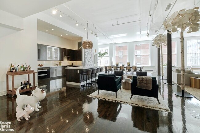 Building Photo - Sprawling SoHo Loft!