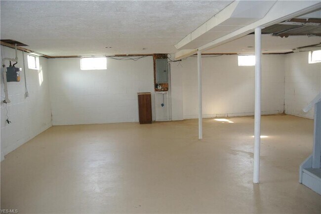 Building Photo - 1509 Hyde Park Ave