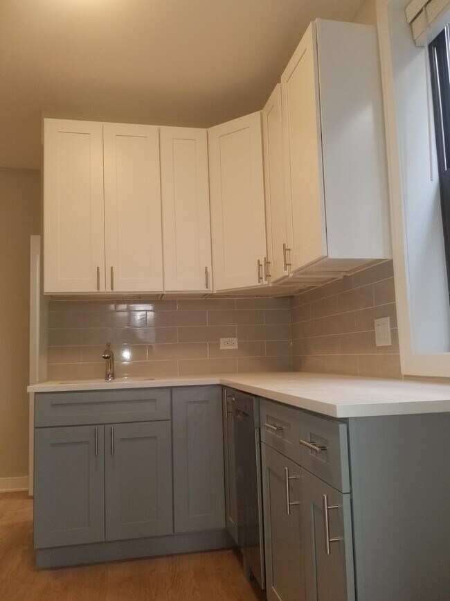 Foto del edificio - 5045 N Damen Ave