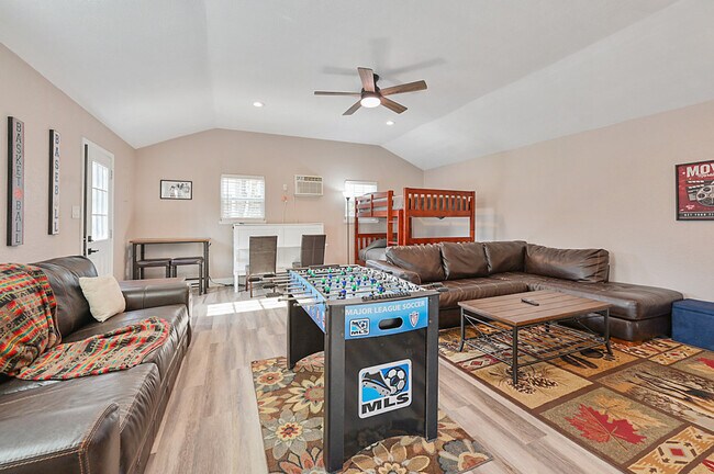 Foto del edificio - 1409 Clement Ct