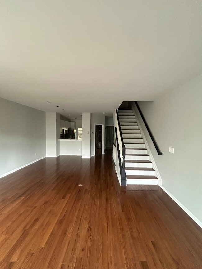 Building Photo - 560 Empress Ave
